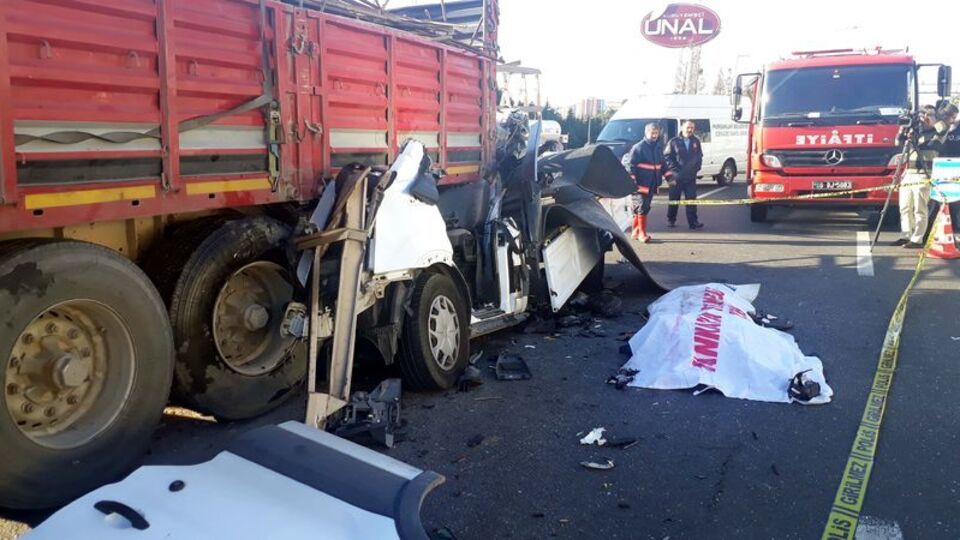 Feci kaza! TIR'ın altına girdi