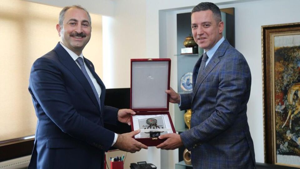 Bakan Gül'den Ankara Barosu'na ziyaret