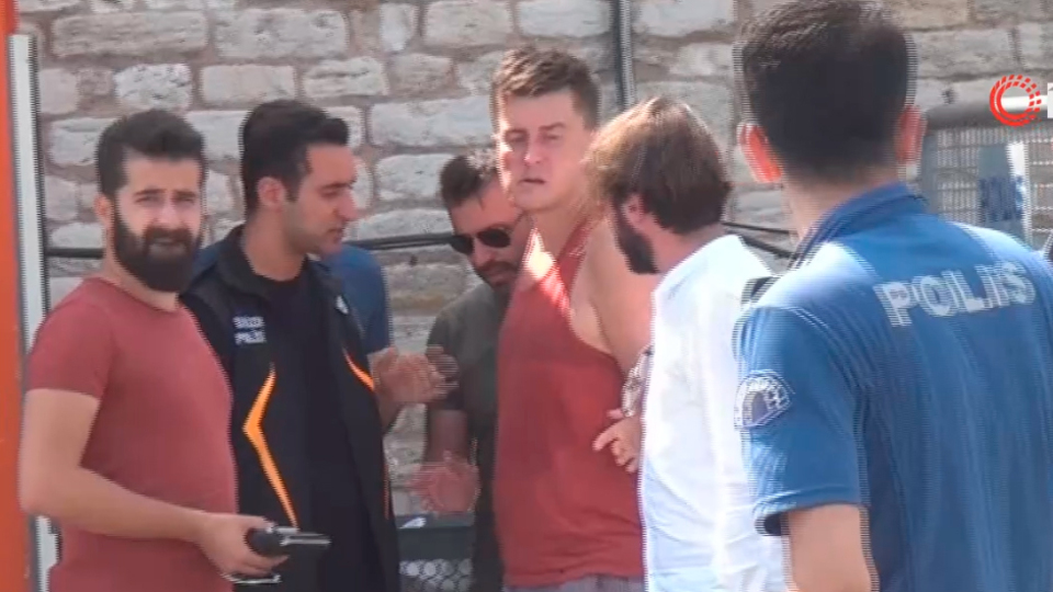 Taksim'de 'psikolojisi bozuk' turist alarmı