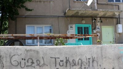 Uykudaki babasını boğazını keserek öldürdü!