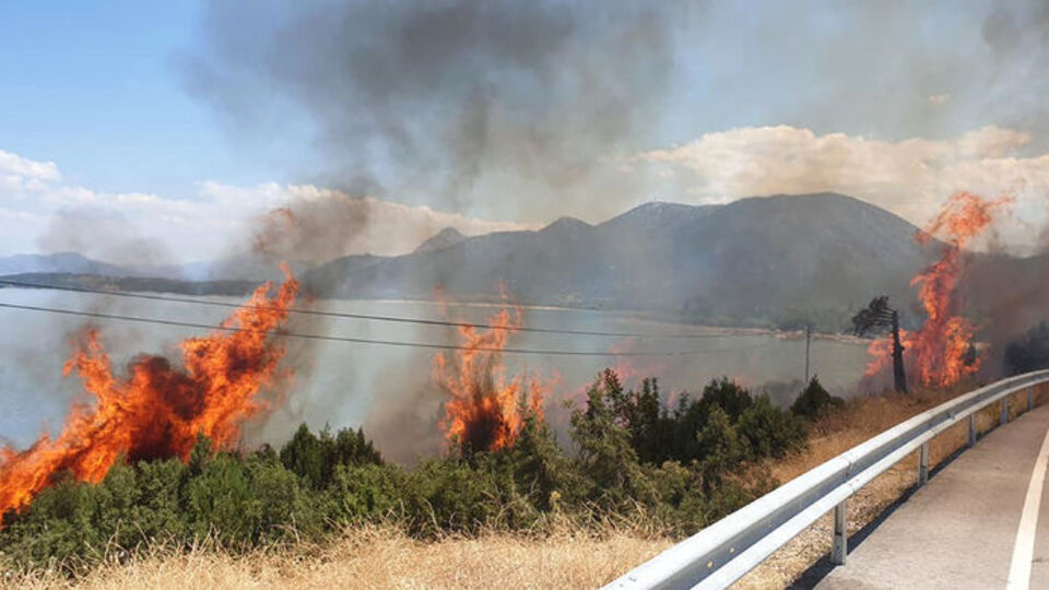 Eğirdir Gölü kıyısında korkutan yangın
