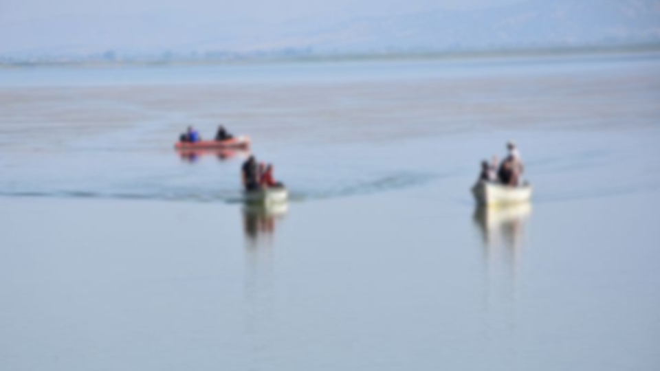 Serinlemek için gölete giren ikizler hayatını kaybetti