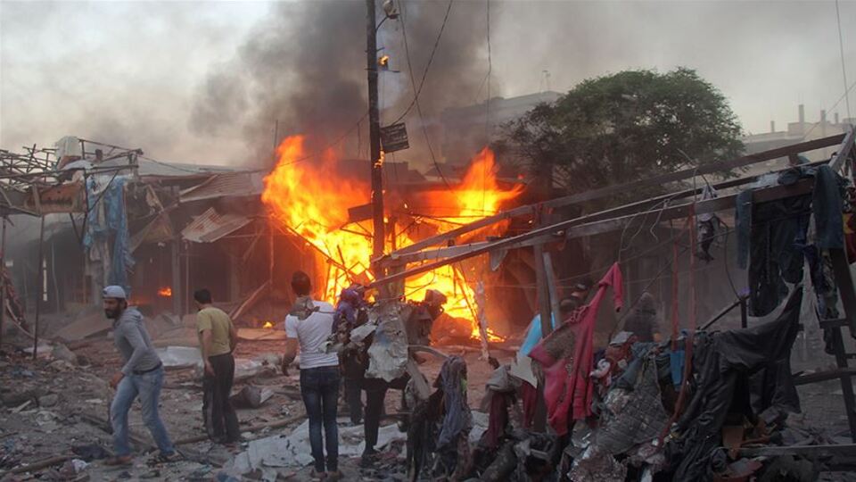 Rus savaş uçakları pazar yerini vurdu: Ölüler var!