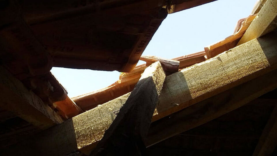 Akılalmaz olay! Gökten düşen buz kütlesi çatıyı deldi