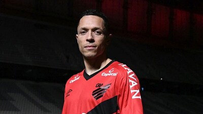 Adriano imzayı attı!