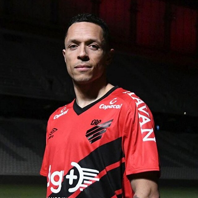 Adriano imzayı attı!