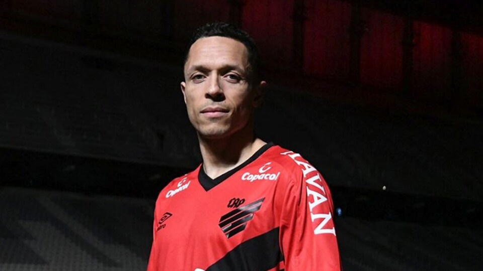 Adriano imzayı attı!