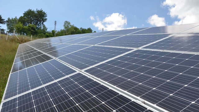 İlçenin elektriğini tarladan veriyor!