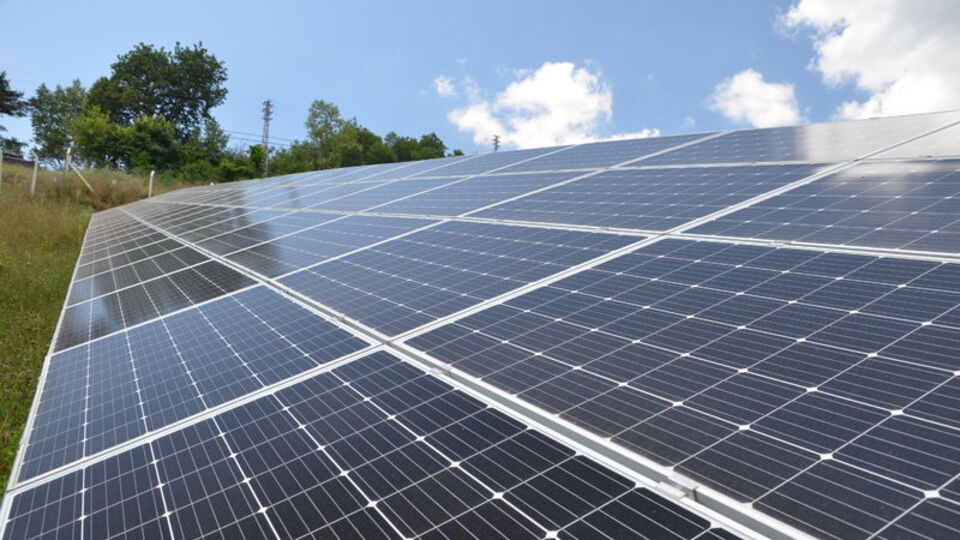 İlçenin elektriğini tarladan veriyor!
