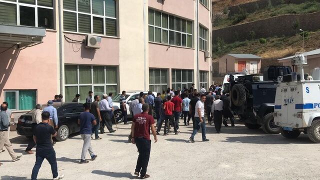 Hakkari'de askerleri almaya gidiyorlardı, patlama oldu!
