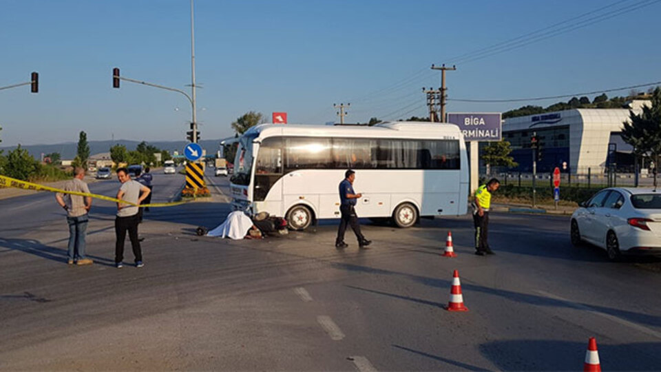 Biga'da midibüsle çarpışan motosikletin sürücüsü öldü