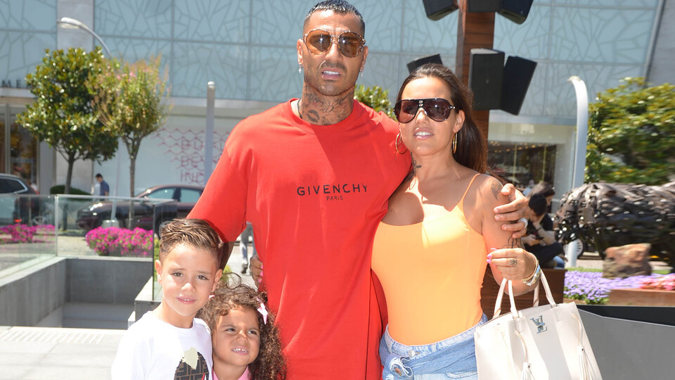 Ünlü futbolcunun alışveriş turu