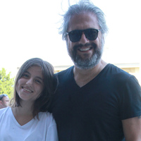 Babasının boyuna yaklaştı