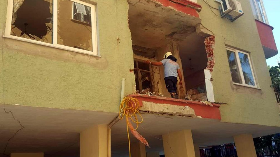 Klima motoru patladı ev savaş alanına döndü