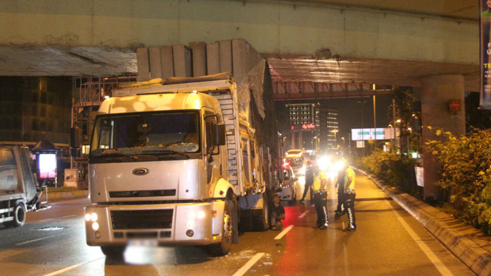 Şişli'de kamyon köprünün altında sıkıştı