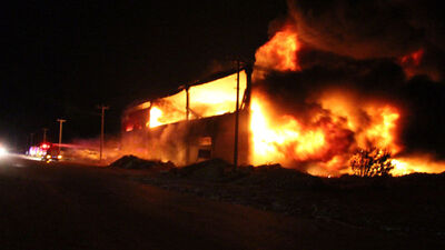 Fabrika yangını 10 saat sonra söndürüldü!