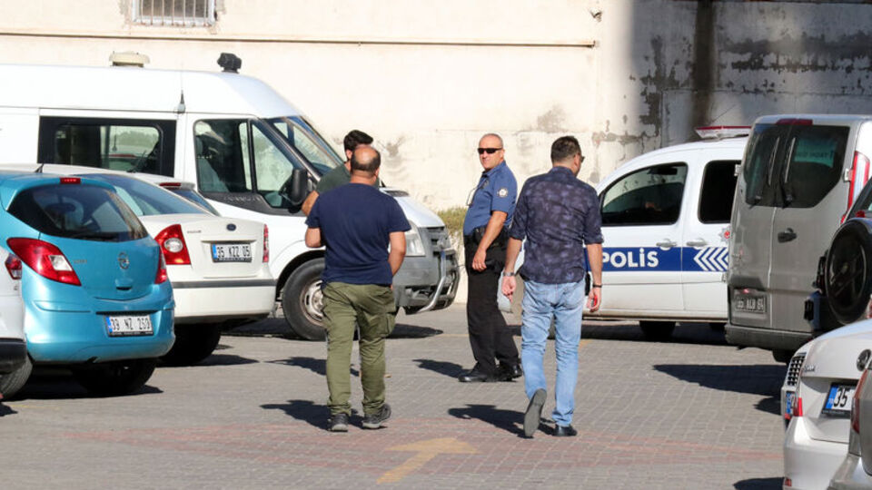 Babaannesini bıçakladı, kahveye gitti!