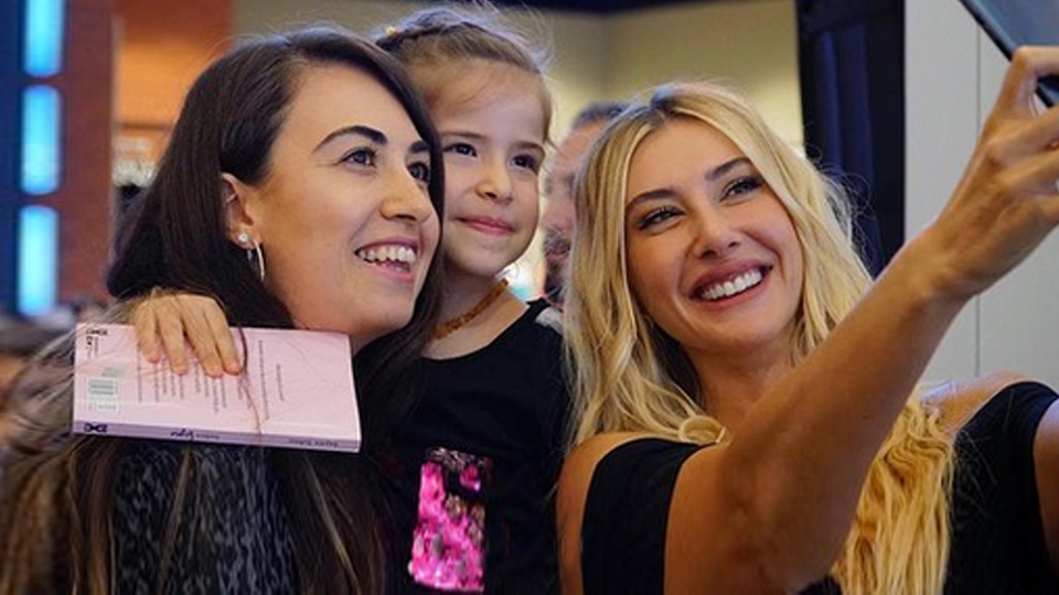 Şeyma Subaşı ilk imza gününü yaptı