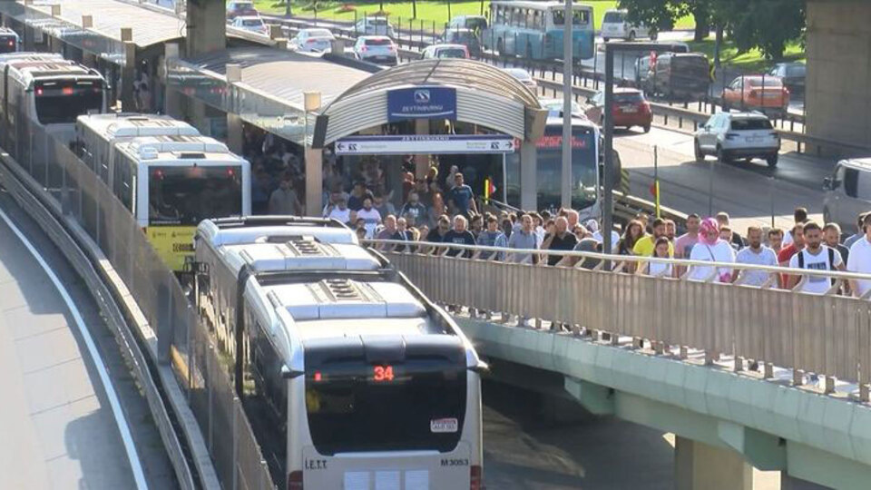 Zeytinburnu'nda metrobüs arızası!