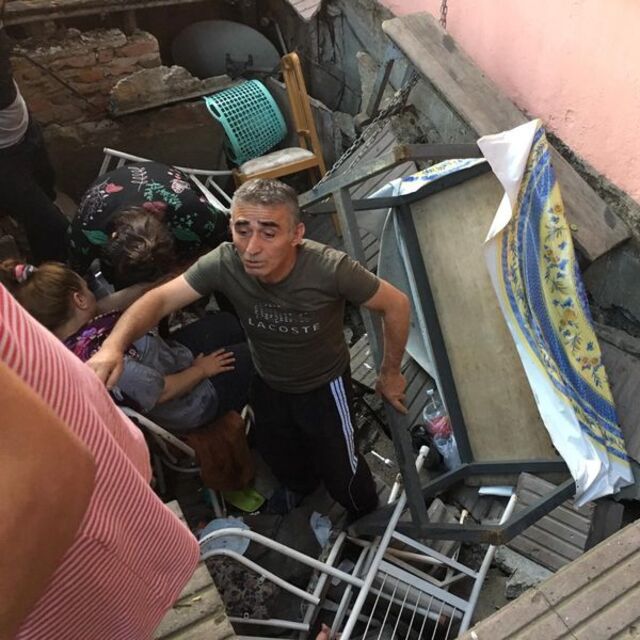 Pendik'te apartman bahçesi çöktü