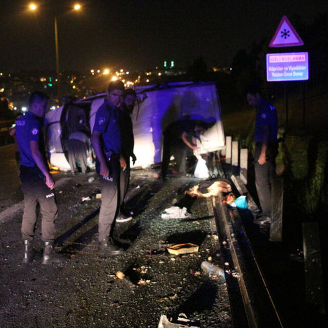 Kağıthane'de minibüs devrildi: Yaralılar var
