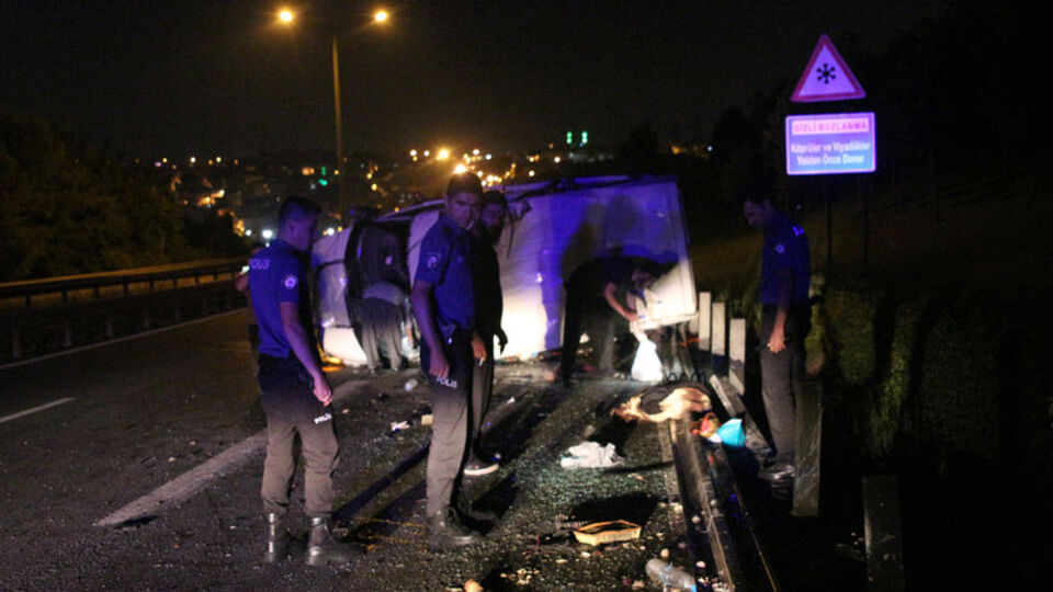 Kağıthane'de minibüs devrildi: Yaralılar var