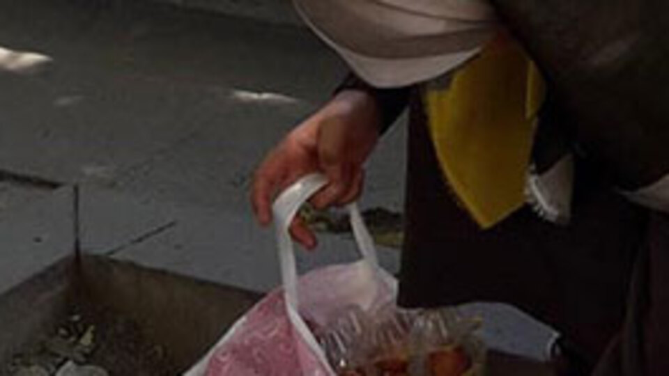 Dilenci kadınların 'kırık yumurta' oyunu