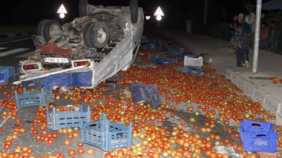 Kamyon kaza yaptı! Domatesler yola saçıldı
