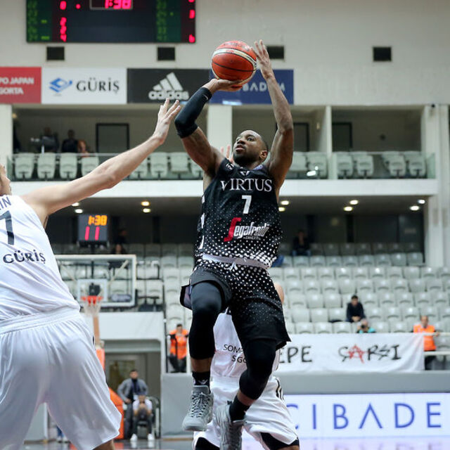 Tony Tylor, Pınar Karşıyaka'da!