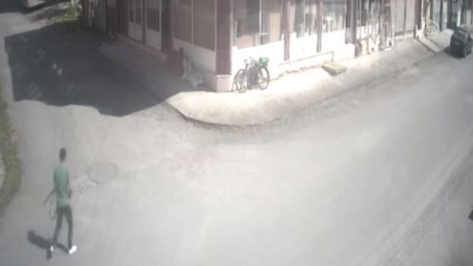 Eşini bacaklarından vurdu!