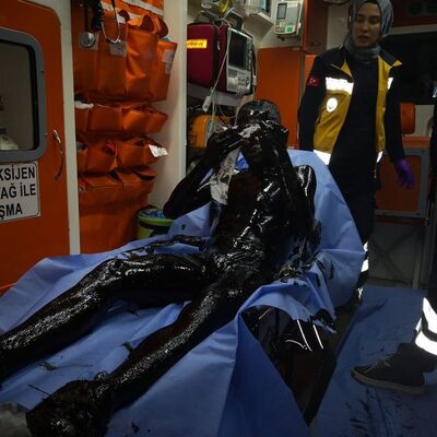 Kediyi kurtarmak için fuel-oil dolu kuyuya girdi