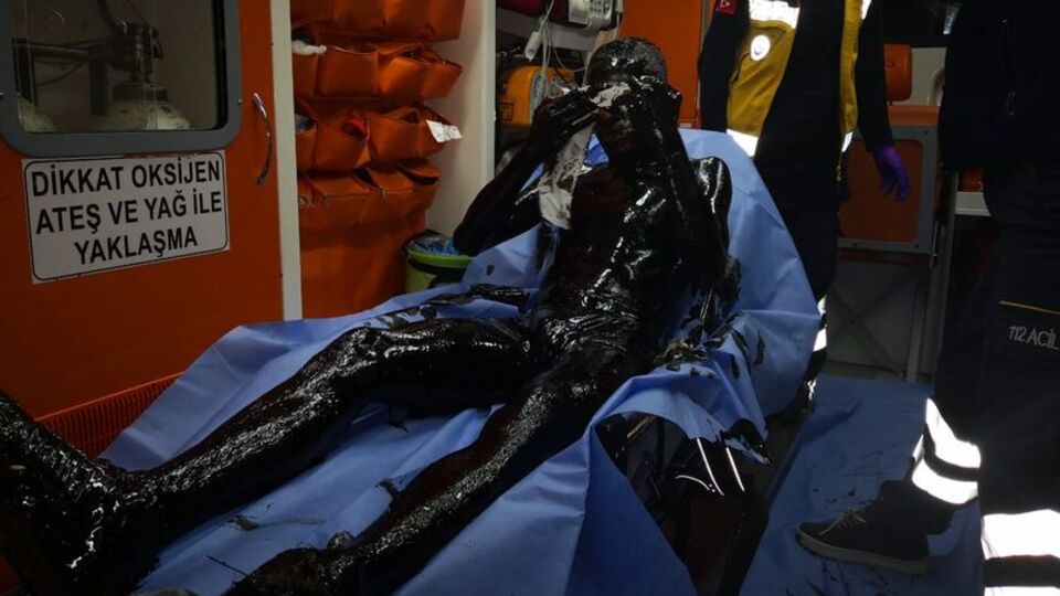 Kediyi kurtarmak için fuel-oil dolu kuyuya girdi