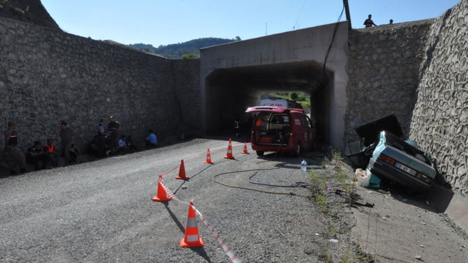 Otomobil üst geçitten düştü