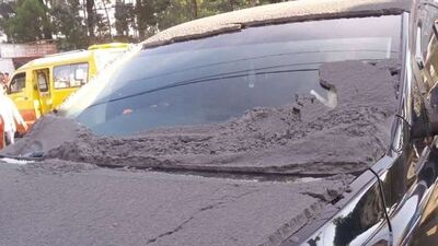 Yanardağ patladı, küller 200 metreye yükseldi