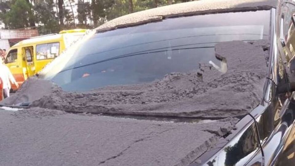 Yanardağ patladı, küller 200 metreye yükseldi