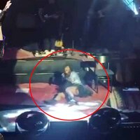 Ünlü şarkıcı sahnede düştü