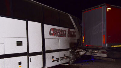 Yolcu otobüsü TIR'a çarptı: Yaralılar var