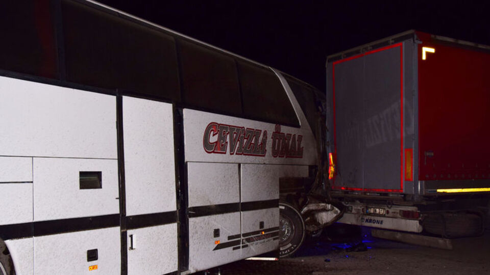 Yolcu otobüsü TIR'a çarptı: Yaralılar var