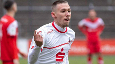 3 büyükler onun peşinde!