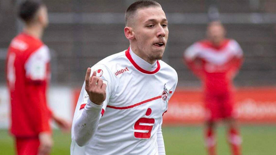 3 büyükler onun peşinde!