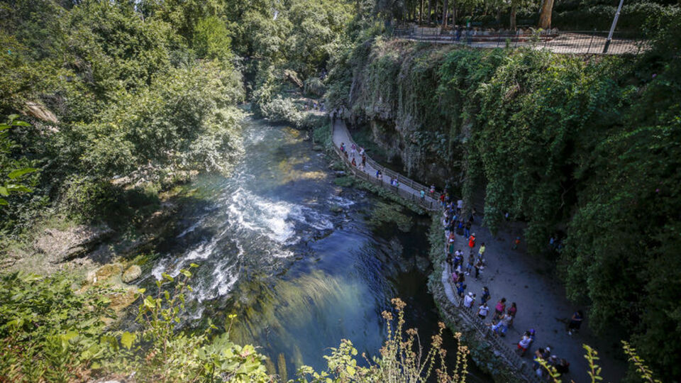 Düden Şelalesi'ne ziyaretçi ilgisi
