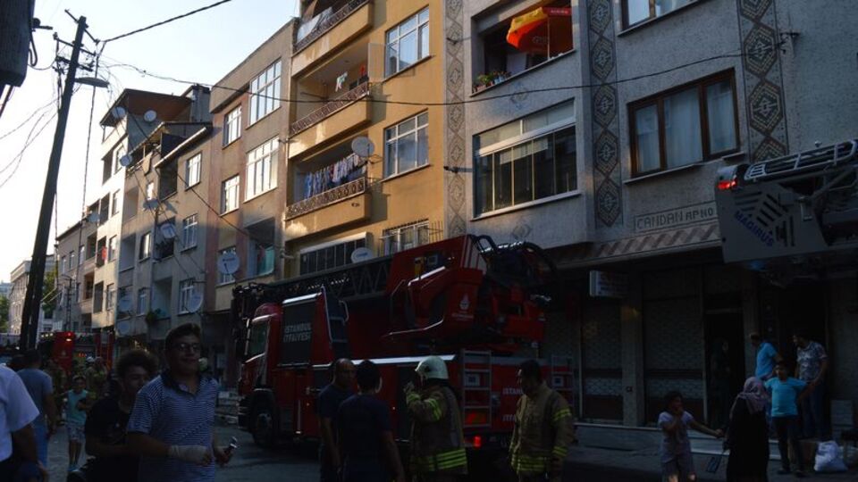 Gaziosmanpaşa'da korkutan çatı yangını