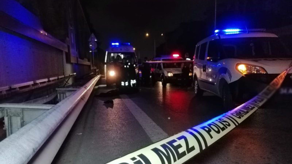 İstinat duvarından otoyola düştü!