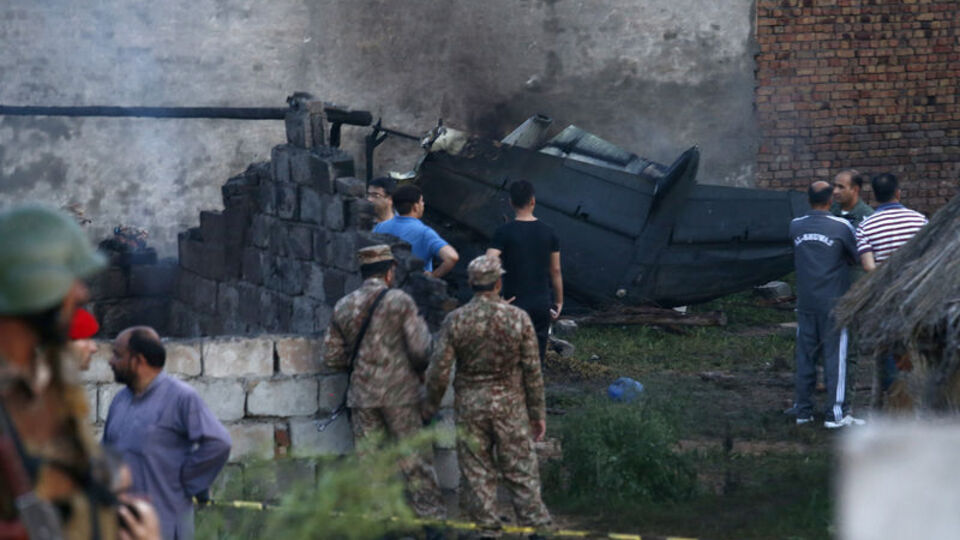 Pakistan'da askeri uçak düştü: 17 ölü