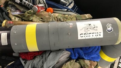 Yolcunun bavulundan füze fırlatıcısı çıktı