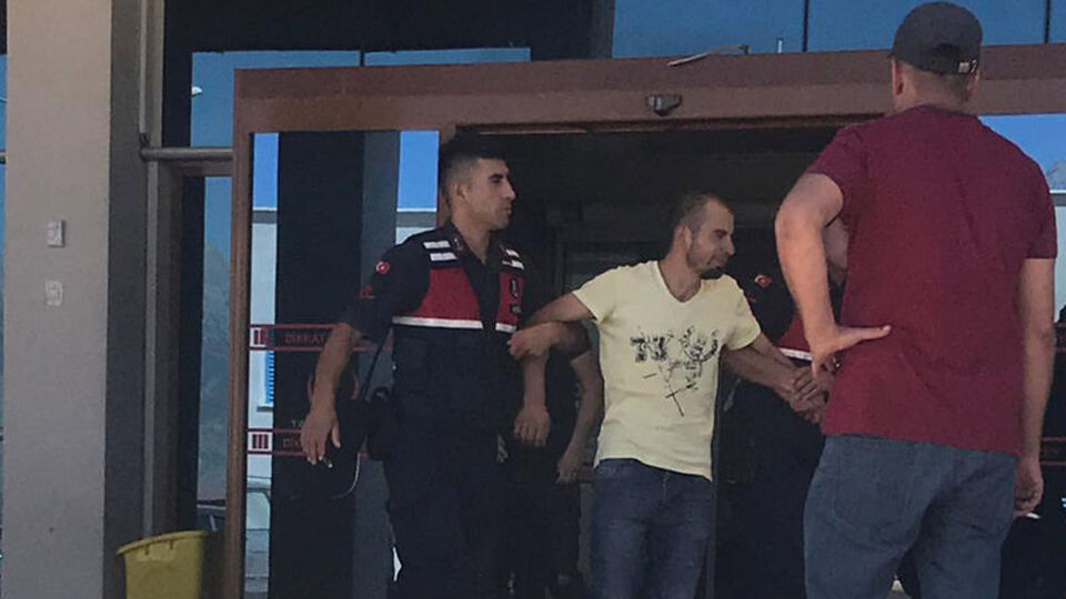 Yılanı vurmak isterken eşini öldürdü!