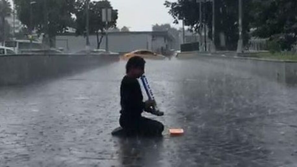 Küçük kız herkesi etkiledi!