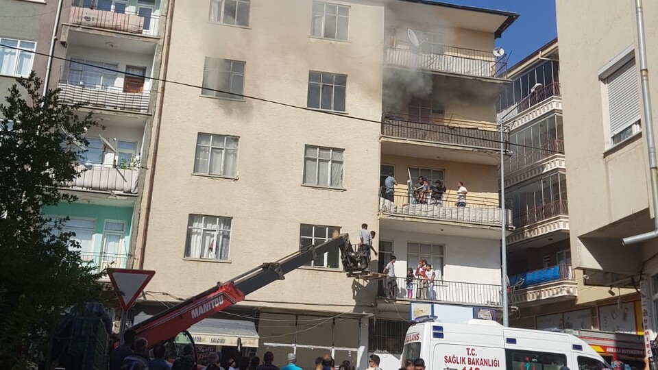 İş makinesiyle yangına müdahale