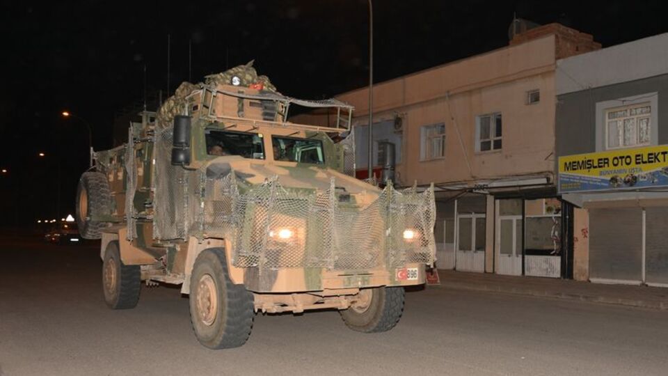 Suriye sınırına askeri sevkiyat sürüyor