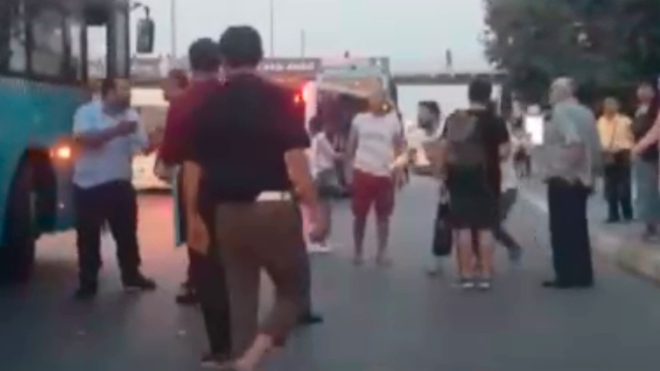 Kovalamacaya girdi, yolculardan dayak yedi!